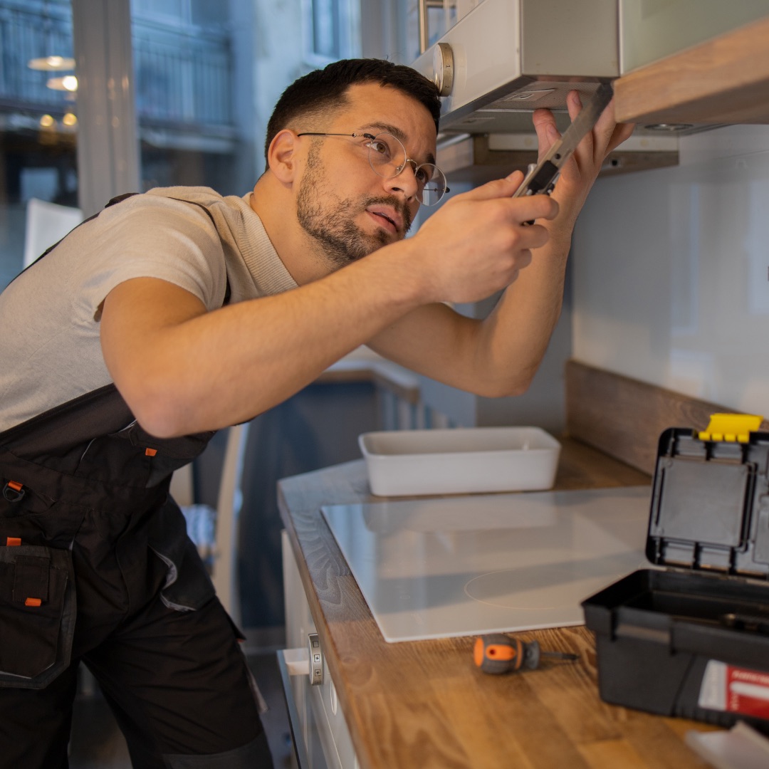Handige helper van Helprr bezig met een klus in huis
